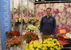 Gert-Jan Jungerius with Monarch Flowers, a daughter company of Green Works. The latter is specialized in peonies, but since a few years has broadend its scope to ranuculus as well. Monarch Flower is their production farm growing these ranunculus.